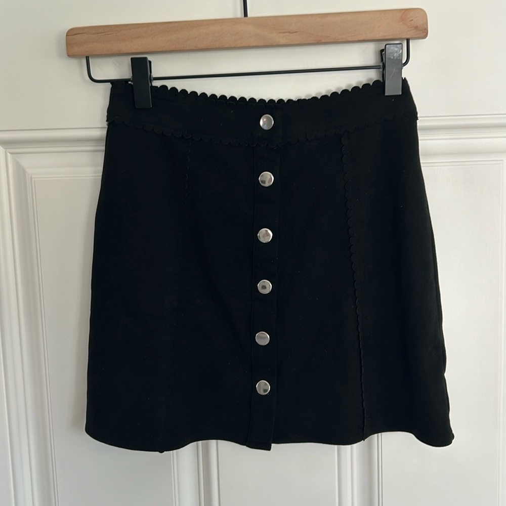 Mi Ami Women's Faux Suede Mini Skirt Size XS Black Scalloped Detail Button Front